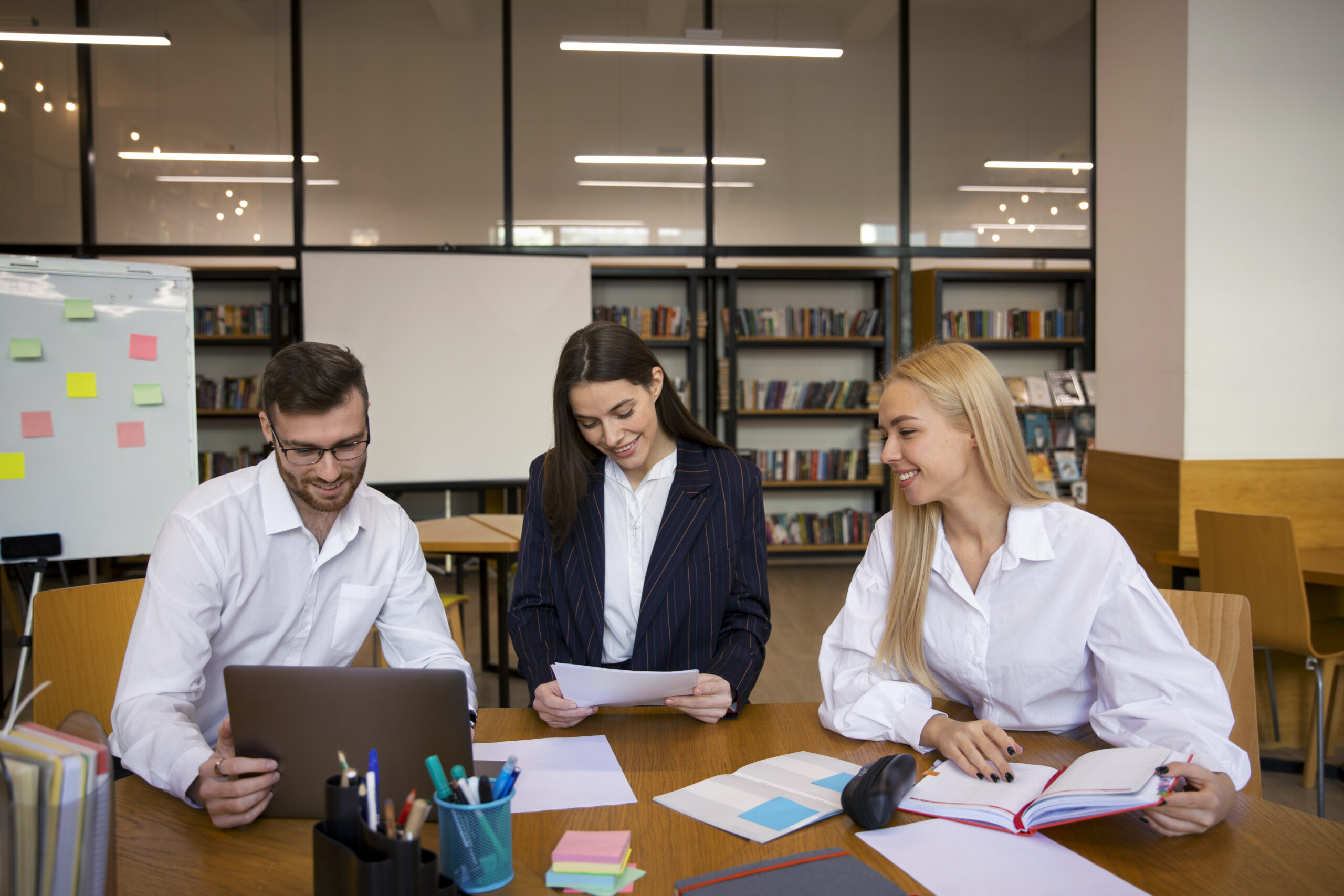 FREEPIK_close-up-young-business-person-doing-internship FREEPIK_close-up-young-business-person-doing-internship
